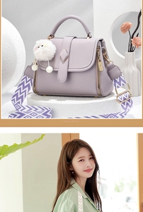 Sac à main lavande en similicuir avec bandoulière chevron et pompon sur fond minimaliste