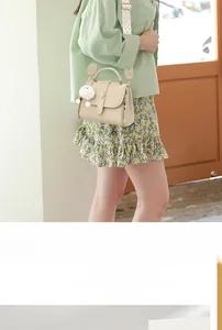 Sac bandoulière beige en similicuir avec boucle en métal et bandoulière tissée ethnique