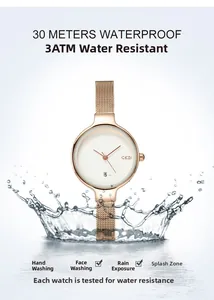 Gros plan d'une montre femme en or rose avec bracelet en maille et affichage de date