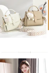 Détail du sac en similicuir grainé avec bandoulière géométrique et pompon