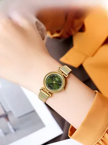 Detailaufnahme einer Gedi Goldenuhr mit vintage grünem Zifferblatt und Quarz-Uhrwerk