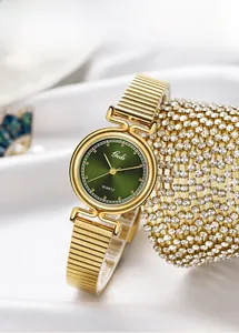 Details der eleganten goldfarbenen Quarzuhr mit grünem Zifferblatt und Schlangenarmband