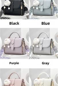 Collage de sacs à main en cuir de différentes couleurs avec pompons décoratifs blancs