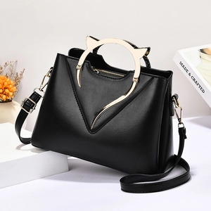 Sac à main noir élégant avec poignées en métal chat et bandoulière amovible