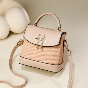Sac bandoulière élégant rose abricot avec texture plissée et boucle cygne