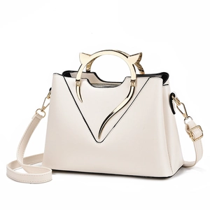 Sac à main beige élégant avec poignées oreilles de chat dorées et bandoulière réglable