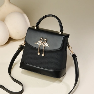 Petit sac à main en cuir noir avec boucle cygne dorée et pendentif en perles