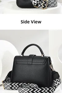 Vue latérale du sac à main en cuir grainé noir avec une bandoulière géométrique