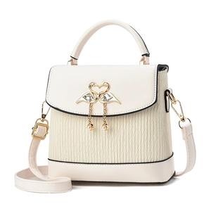 Sac à main beige élégant matelassé avec fermoir cygne doré et bandoulière réglable