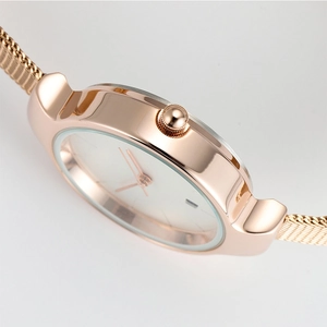 Montre minimaliste en or rose avec bracelet en maille et cadran blanc pour femme