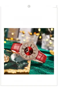 Gros plan d'une montre GEDI pour femme avec cadran rouge et lunette dorée diamantée
