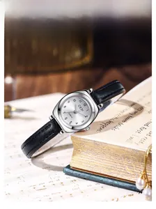 Vue détaillée d'une montre à quartz vintage avec cadran soleil et bracelet en cuir