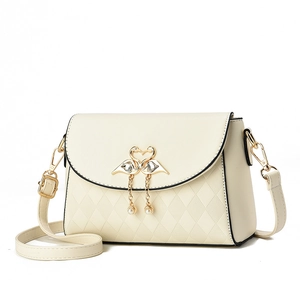 Elegante borsa a tracolla crema con fibbia a cigno in strass e catena di perle