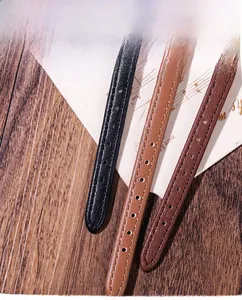 Gros plan sur des bracelets de montre en cuir noir et marron avec coutures fines