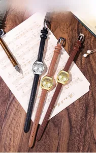 Détails de montres à quartz vintage avec boîtiers rectangulaires dorés et bracelets fins