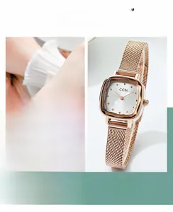 Gros plan d'une montre carrée en or rose vintage avec un bracelet élégant en maille métal