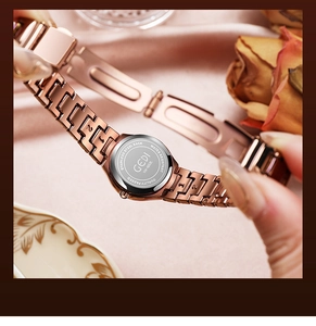 Détail du boîtier arrière de la montre GEDI or rose sur fond élégant en soie rose
