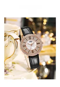 Détail de la montre Gedi avec lunette en or rose sertie de diamants et cadran nacre