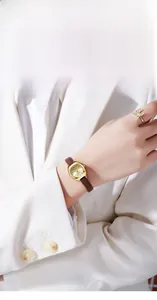 Détail d'une montre carrée vintage élégante avec bracelet en cuir marron et boîtier doré