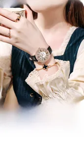 Détail de la montre Gedi en cuir avec cadran nacre et coffret de bracelet trèfle