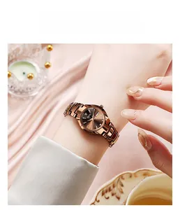 Détails d'une montre pour femme en or rose avec calendrier et bracelet en acier tungstène