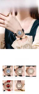 Détail de la montre Gedi or rose avec cadran en nacre étoilée et bracelet en cuir