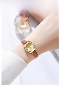 Gros plan d'une montre à quartz vintage élégante avec bracelet en cuir marron pour femmes