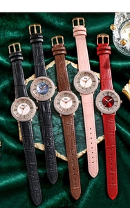 Cinq montres à quartz Gedi avec lunettes en cristal et bracelets en cuir sur fond de luxe