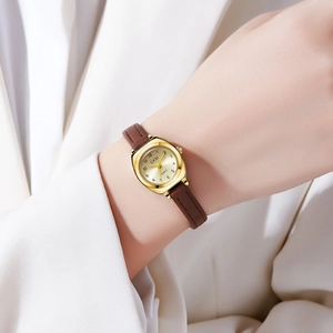 Élégante petite montre GEDI dorée pour femme avec bracelet en cuir marron de qualité