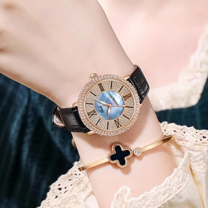 Montre Gedi pour femme avec cadran en nacre bleue et bracelet en cuir et jonc de luxe