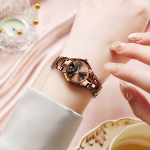 Montre femme élégante en or rose avec cadran brun soleil et affichage du calendrier
