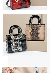 Detail von Luxus-Handtaschen mit Krokodil- und Schlangenmuster sowie eleganten Metallanhängern