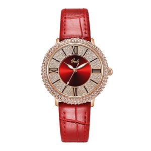 Montre mode femme avec bracelet en cuir rouge et lunette en cristal en or rose brillant