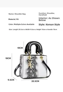 Detailansicht der Größe einer Handtasche mit Schlangenmuster, RV-Anhänger und Goldbeschlägen