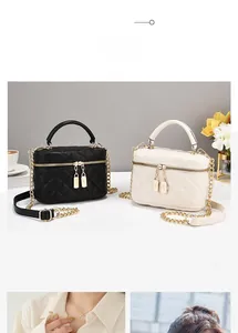 Detailansicht gesteppter Koffer-Taschen mit goldenen Ketten und Metallreißverschluss