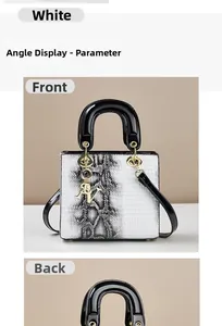 Detail der weißen Handtasche mit Krokoprägung, schwarzen Griffen und goldenem RV Logo-Anhänger