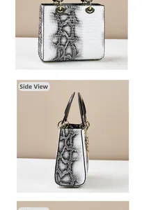 Detaillierte Seitenansicht der quadratischen Handtasche mit Schlangenmuster und Anhänger