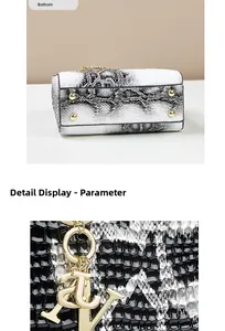 Details der Handtasche mit Schlangenmuster, goldene Metallfüße und Logo-Anhänger