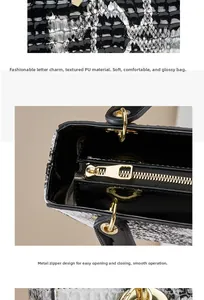 Details der PU-Handtasche mit Schlangenhaut-Textur, Gold-Reißverschluss und Buchstaben-Anhänger
