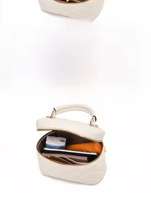 Detail einer gesteppten Mini-Tasche mit praktischem Innenraum und Innentasche