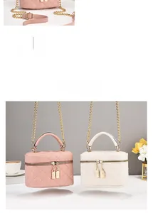 Detail von gesteppten Box-Taschen in Pink und Weiß mit Kettengurt und Metallverschluss