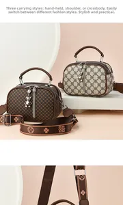 Détails de mini sacs monogrammes vintage avec larges bandoulières en tissu et breloque