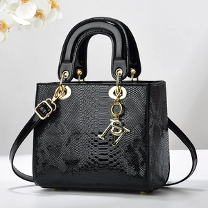 Elegante Handtasche Aus PU Leder Mit Krokodilprägung Und Metallanhängern Abnehmbarer Schultergurt Für Damen