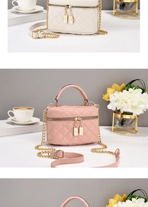 Detail der rosa gesteppten Mini-Box-Tasche mit goldfarbenen Details und Kette