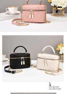 Nahaufnahme von gesteppten Mini-Box-Taschen mit Doppelreißverschluss und Kettenriemen