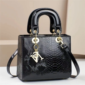 Klassische schwarze Henkeltasche aus strukturiertem Leder mit goldenen Metallanhängern