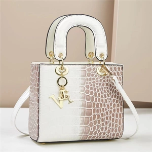 Elegante Handtasche mit Krokodilprägung in Weiß-Braun Verlauf und Goldanhängern