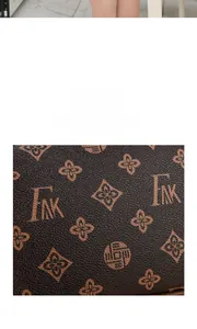 Gros plan sur la texture en cuir PU marron avec motifs floraux géométriques FAK et coutures