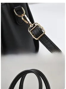 Détails d'un sac à main noir montrant les ferrures dorées et les coutures de qualité
