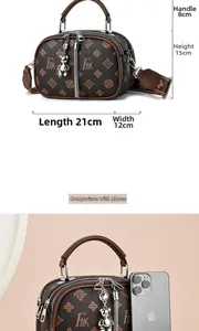 Sac à main marron avec monogramme 21x15cm et pendentif ours, comparaison de taille